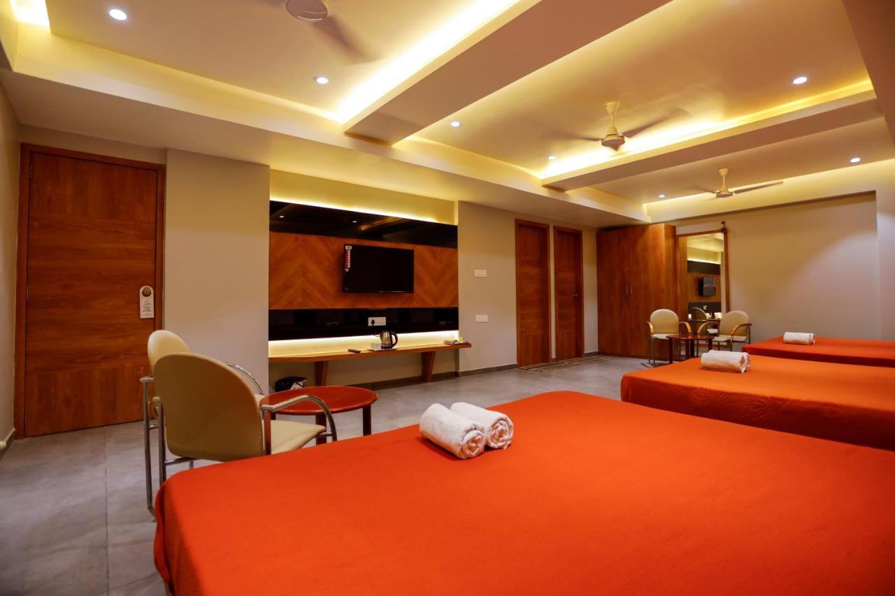 Hotel Om Somnāth Екстериор снимка