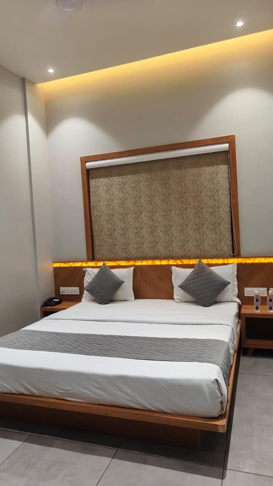 Hotel Om Somnāth Екстериор снимка